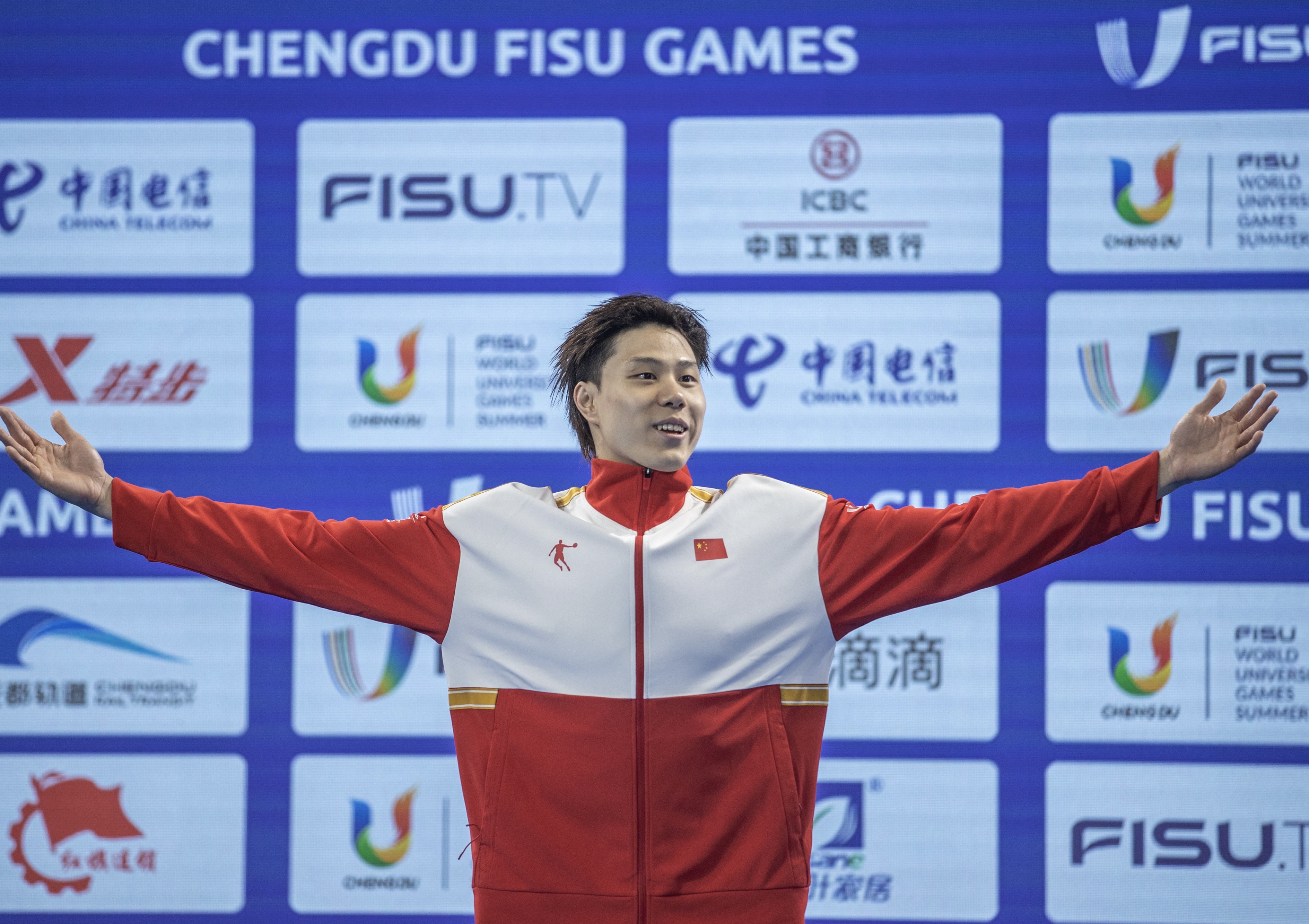 日本游泳选手刷新世界纪录夺冠