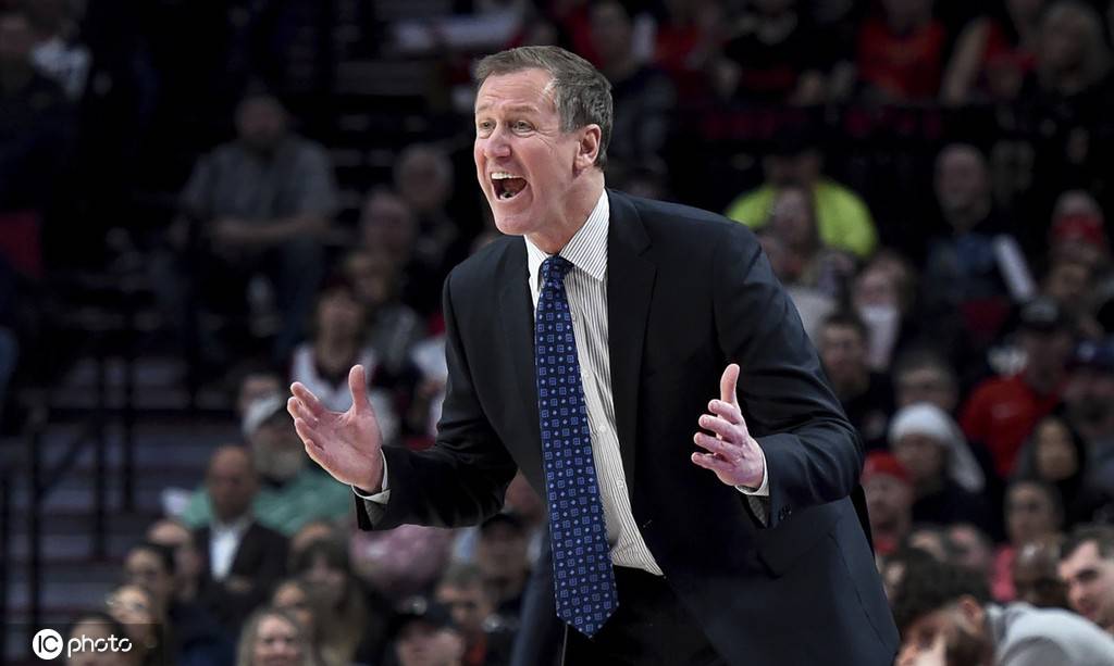 关于开拓者主帅特里·斯托茨决定延长合同稳定球队危机的信息