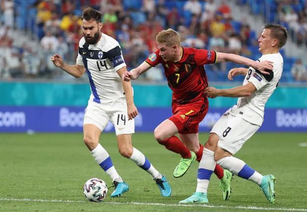 包含比利时比轻松获胜，提前锁定小组第一的词条