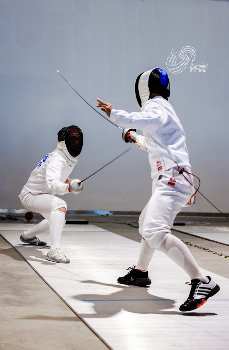 精湛技艺击剑选手运用华丽剑术取胜 精湛技艺击剑选手运用华丽剑术取胜