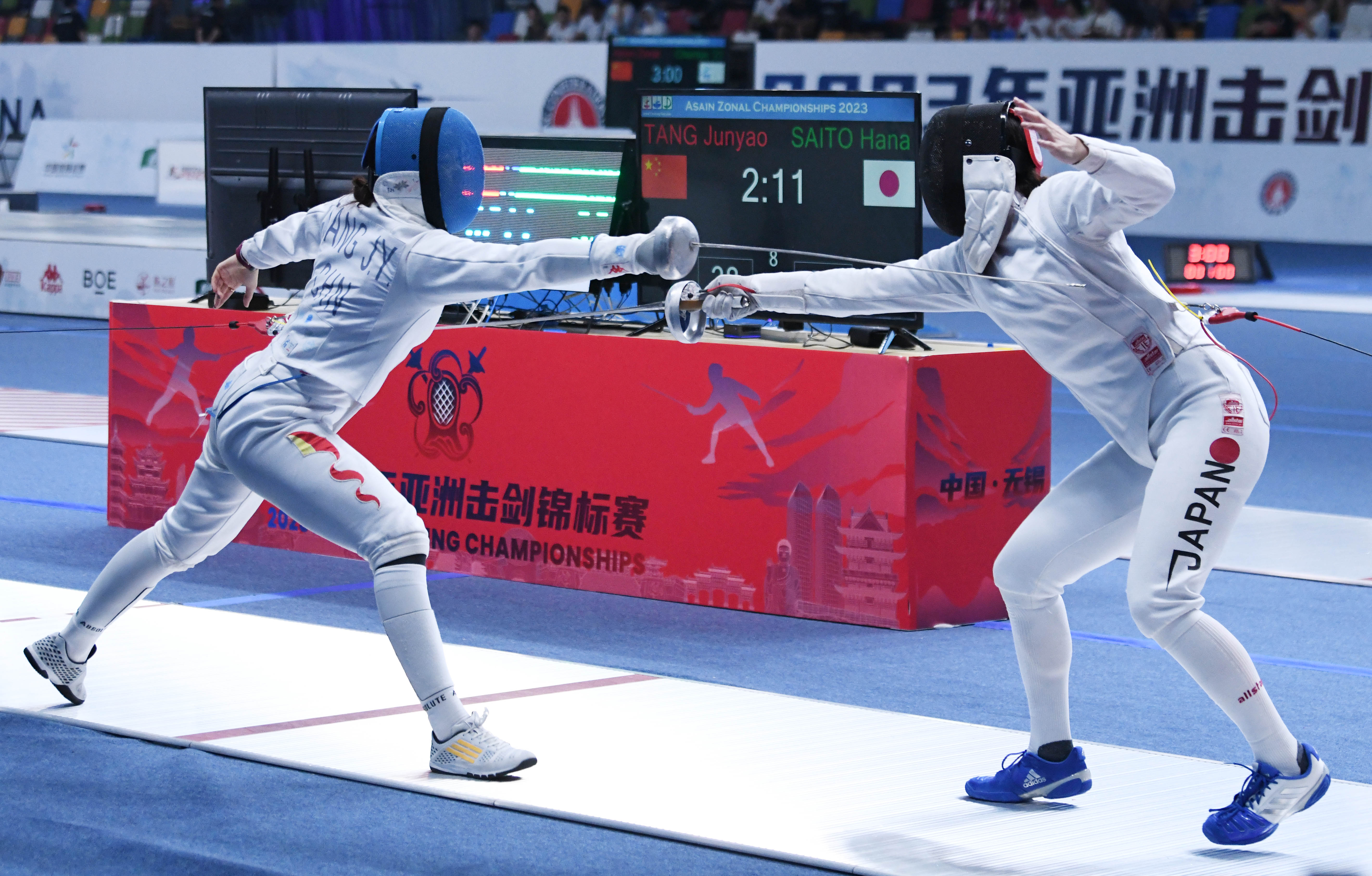 精湛技艺击剑选手运用华丽剑术取胜 精湛技艺击剑选手运用华丽剑术取胜