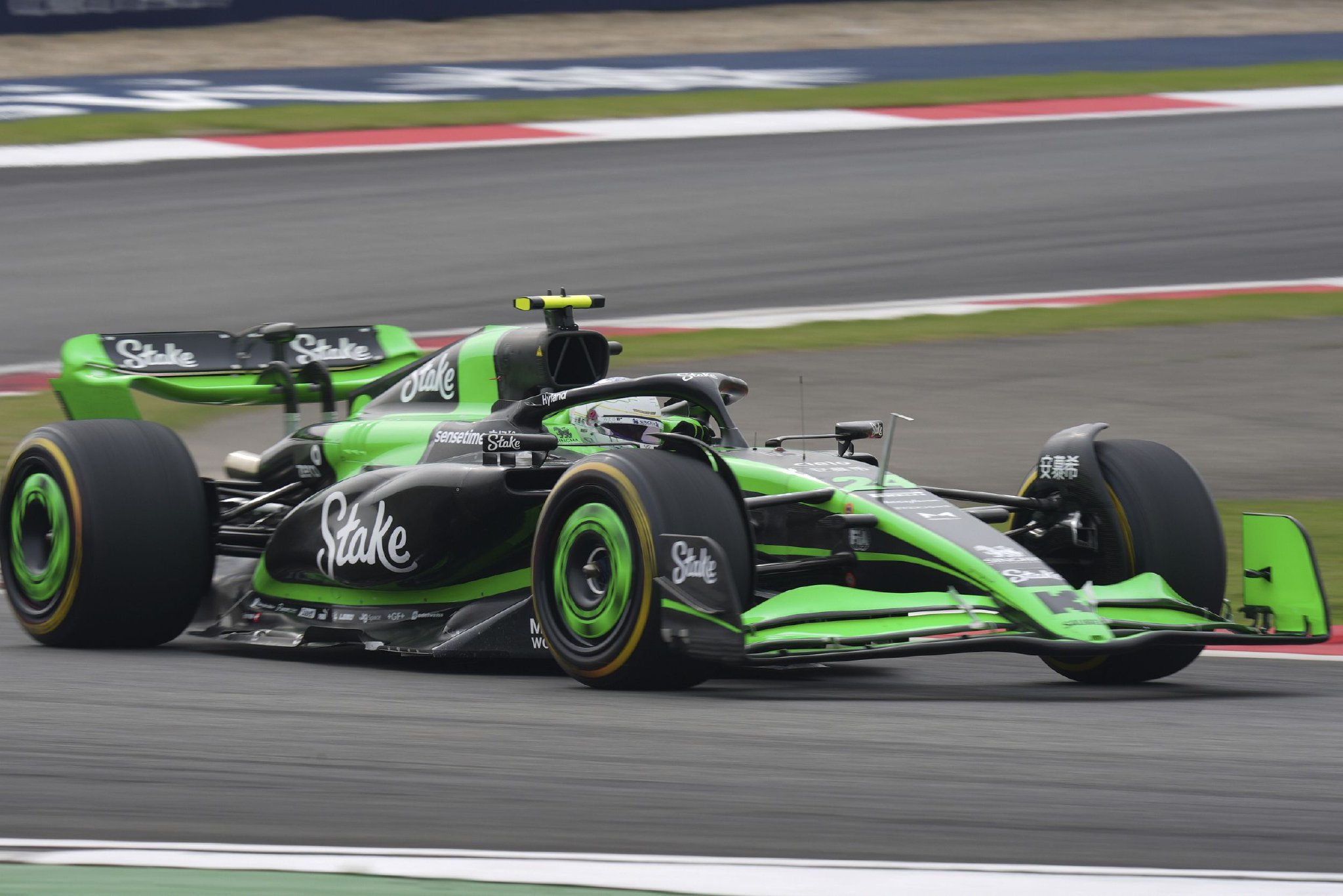 包含阿斯顿马丁鏖战红牛车队，周冠宇高光表现的词条