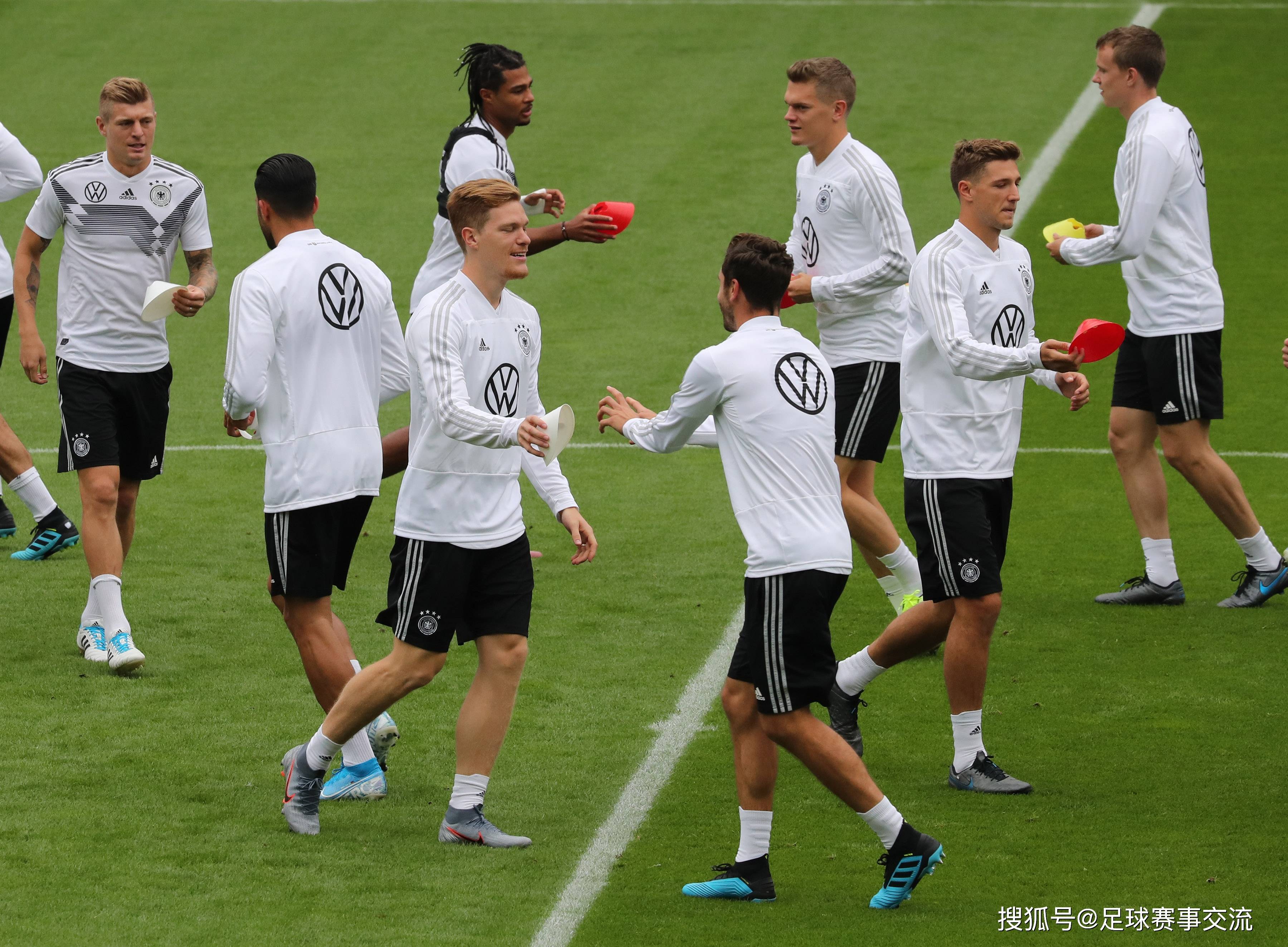 斯洛伐克主场战胜克罗地亚，小组头名之争白热化的简单介绍