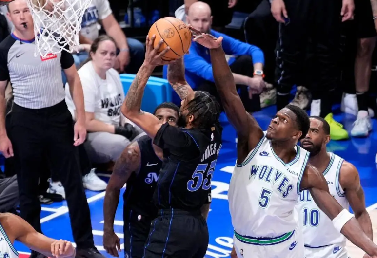 深圳队鏖战独行侠，戈贝尔刷新纪录的简单介绍